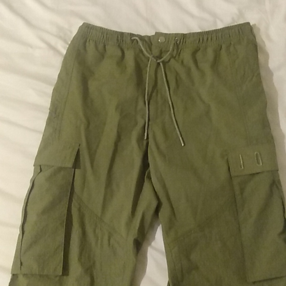 Jordan brand men's cargo pants in olive green.medium like new very comfortable
